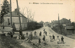 Attigny * La Chaumière Et Rue De La Couture * Villageois - Attigny