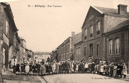 Attigny * La Rue Turenne * Groupe D'enfants  Villageois - Attigny