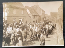 Menden (Sauerland)  Mendener Kreuztracht Presse-Foto 1920 Er Jahre (Nordrhein-Westfalen Photo AK Religion Procession - Menden
