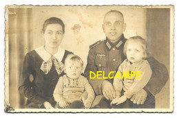 Photo-carte Soldat Allemand Pose Avec Femme Et Enfants Gottesberg Bavière - Photo Heinrich Postler WWII German Soldier - War 1939-45