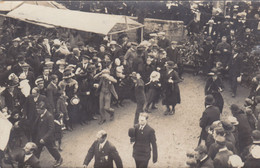 50 - CARENTAN : Foule Sortant D'un Cimetière  - Rare Carte Photo - - Carentan