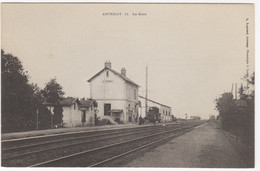 45 - ARTENAY +++ La Gare +++ - Artenay