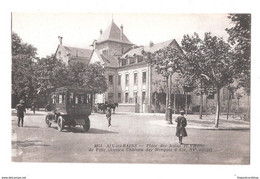 CPA Aix Les Bains Place Des Bains Et L'Hotel De Ville VOITURE MOTOR CAR VINTAGE CAR VEHICLE Unused - Taxis & Cabs