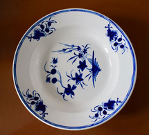 Assiette Creuse Porcelaine De Tournai Décor à La Mouche - 24,5 Cm - Bleu Intense - Tournai (BEL)