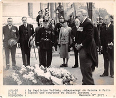 Photographie: Ambassadeur Du Canada  Walton Dépose Une Couronne ,tombe Du Soldat Inconnu  (voir Scan Et Commentaires) - Altri & Non Classificati