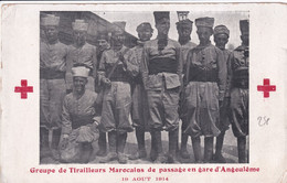 1914 - CARTE CROIX-ROUGE NEUVE "GROUPE DE TIRAILLEURS MAROCAINS EN GARE D'ANGOULEME" (CHARENTE) - Croce Rossa