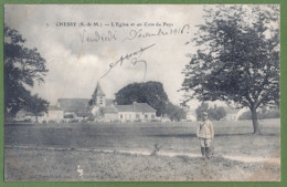 CPA - SEINE ET MARNE - CHESSY - L'ÉGLISE ET COIN DU PAYS - Animation, Garde Champêtre (?) - édit Martincourt Photographe - Autres & Non Classés