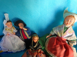 Lot De 4 Petites Poupees Folklorique Ancienne - Dolls