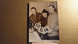 Cyclisme - Photographie De R. Hassenforder,  K. Heintz Kunde, R.Wolfshohl Récupèrent Leurs Dossards, Paris-Nice 1962. - Autres & Non Classés