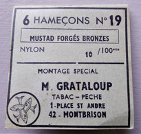 - Ancienne Pochette De 6 Hameçons N°19 - M Grataloup. Tabac Pêche - 42 Montbrison - Pochette Publicitaire - - Pesca