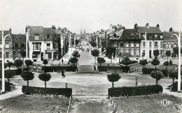 CPSM FRANCE 59 "Coudekerque Branche, Place De La République Et Boulevard Jean Jaurès". - Coudekerque Branche