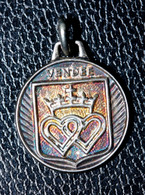 Pendentif Médaille Métal Argenté "Vendée" Silver Plated Pendant - Pendentifs