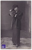 Jolie Carte Postale Photo Originale 1910s Photographie Ziegert Saarelouis Saarlouis Femme Mode Robe Noire A49-78 - Kreis Saarlouis