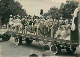 LE PLATEAU ROULANT DES BEAUTES - PIN UP PARISIENNES  - Bas Des CHAMPS ELYSEES - PHOTOGRAPHIE; INTERPRESS - (13 X 18 Cm) - Non Classés