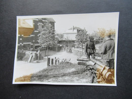 2. Weltkrieg WW2 Original Foto Soldaten Der Wehrmacht Mit 2 Geschützen / Kanonen Und Befestigungsmauer / Kaserne ?? - Guerre, Militaire