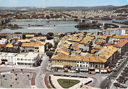 13 - TARASCON : Vue Aérienne Sur La Ville - CPSM Dentelée Grand Format - Bouches Du Rhône - Tarascon