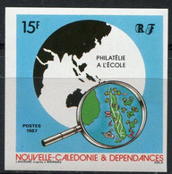 NOUVELLE-CALEDONIE N°545 ** NON DENTELE PHILATELIE A L'ECOLE - Geschnittene, Druckproben Und Abarten