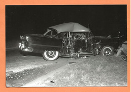 PHOTO RETIRAGE DE L'ANNÉE 1954 COURVILLE - ACCIDENT DE VOITURE GROSSE BERLINE A IDENTIFIER - Auto's