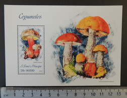 St Thomas 2013 Mushrooms Fungi S/sheet Mnh - Ganze Bögen