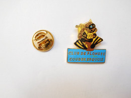 Superbe Pin's Pins En EGF , Plongée Homme Grenouille , Club De Plongée Coudekerquois , Coudekerque Branche , Nord - Diving