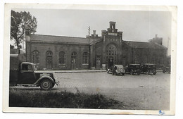 CPSM CAUDRY, AUTOS VOITURES ANCIENNES, TACOTS DAVANT LA GARE, Format 9 Cm Sur 14 Cm Environ, NORD 59 - Caudry