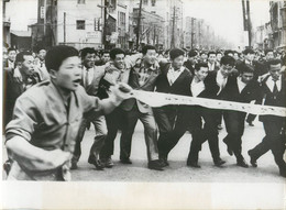 PHOTOGRAPHIE ANCIENNE : SEOUL MANIFESTATION ETUDIANTES PLUS DE 100 MORTS RHEE POLITIQUE GUERRE WAR KOREA - Korea (Zuid)