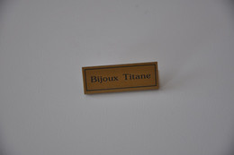 Petite Plaque En Métal 'Bijoux Titane' - Emailschilder (ab 1960)