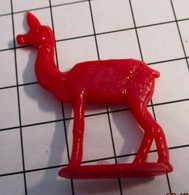 FIG621 En Plastique Rouge Dur 50's 60's, FIGURINE ANIMAL PLATE SANS MARQUE :  BICHE ANTILOPE  40mm Haut - Other & Unclassified