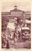 Ste Hermine * Les Halles Et Le Monument Aux Morts * Marché Foire Halle - Sainte Hermine