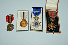 LOT 4 MEDAILLES BELGES BELGIQUE WW2 39/45 COLLECTION MEDAILLE LEOPOLD II Collection MILITARIA VITRINE - Belgio