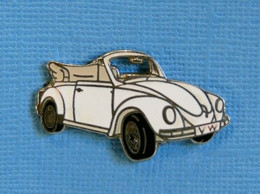 1 PIN'S //  ** VOLKSWAGEN / COCCINELLE CABRIOLET BLANCHE ** . (Démons Et Merveilles) - Volkswagen