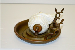 BEL ENCRIER A BASCULE SIPHOIDE ESCARGOT XIXe Porcelaine Blanche Coupelle Laiton Collection Vitrine - Encriers