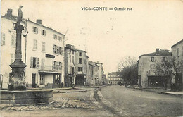 Puy De Dôme -ref-B103- Vic Le Comte - La Grande Rue - Petit Plan Charcuterie - Magasins - Fontaine - - Vic Le Comte