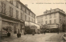 Valréas * La Grand Place * Brasserie * Commerces Magasins Nouveautés VAYSSE - Valreas
