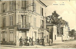 95 BEZONS L ANCIENNE POSTE RUE DE VILLENEUVE A COTE DU TRANSPORTEUR BELLE ANIMATION AVEC FACTEURS ET VELOS - Bezons