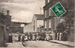 Cpa Montereau Usine De Produits Métalliques, Rue De La Pépinière Royale. Seine Et Marne. - Montereau