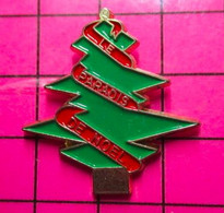 917 Pin's Pins / Beau Et Rare / THEME : NOEL / SAPIN ET GUIRLANDE ROUGE  LE PARADIS DE NOEL - Christmas