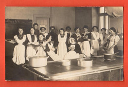 FBA-06 Carte-photo Les Breuleux Et Jura Selon Origine Du Lot, Jeunes Femmes Dans Une Cuisine,Ecole, Couvent, Non Circulé - Les Breuleux