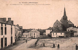 Le Poiré Sur Vie : Le Champ De Foire, L'église Et La Gendarmerie - Poiré-sur-Vie