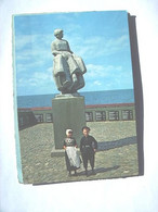 Nederland Holland Pays Bas Urk Met Monument En Kinderen In Klederdracht - Urk