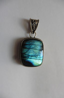 Neuf - Superbe Pendentif En Argent 925 Ciselé Serti D'une Grosse Labradorite Bleutée - Colgantes