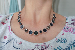 Neuf - Collier Créateur Perles En émail Et Cristaux Bleu Gris Sur Fil Cablé - Necklaces/Chains