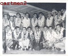 PHOTOGRAPHIE ANCIENNE : TAHITI GROUPE DE VACANCIER AVEC TOTEM POLYNESIE FRANCAISE - Polinesia Francese