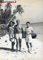 PHOTOGRAPHIE ANCIENNE : TAHITI LE GRAND COUTURIER ANDRE COURREGES A MOOREA HAUATA POLYNESIE FRANCAISE FASHION MODE - Polynésie Française