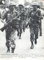 PHOTOGRAPHIE ANCIENNE : GUERRE INDONESIE COUP D'ETAT DJAKARTA INDONESIA SOLDATS RECHERCHANT DES REBELLES 1965 - Indonesia