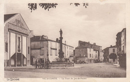 63 - VIC LE COMTE - PUY DE DOME - LA PLACE DU JEU DE PAUME - VOIR SCANS - Vic Le Comte