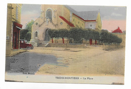 CPA 86 - Trois Moutiers - La Place église Commerce Voiture Pompe - Ecrite - - Les Trois Moutiers