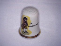 Ancien Dé à Coudre En Porcelaine LE TAMBOURINAIRE Haut 2,7 Cm Env - Thimbles