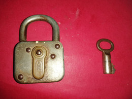 ANCIEN ET VINTAGE CADENAS ABUS MARQUE ALLEMANDE FONCTIONE - Art Populaire