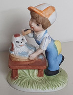 Le Garçon Et La Toilette Du Chien - Enfant - Banc Casquette  - STATUETTE - Bon état - 28 / Vers 1990 - Autres & Non Classés